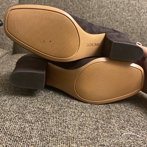 Nine West ankle boots in size 10, suede chocolate brown like new - Picture 3 of 3